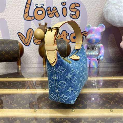 Products by Louis Vuitton: Hills Pochette